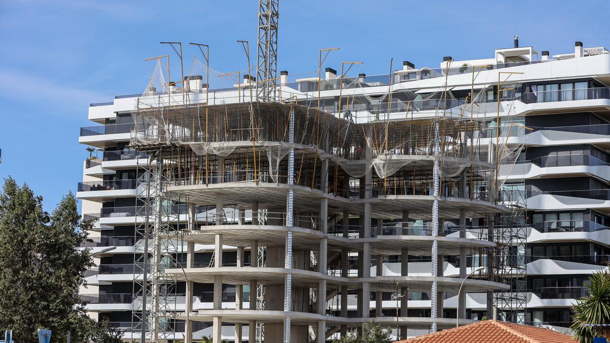 Un bloque de apartamentos en construcción en la playa de San Juan de Alicante.