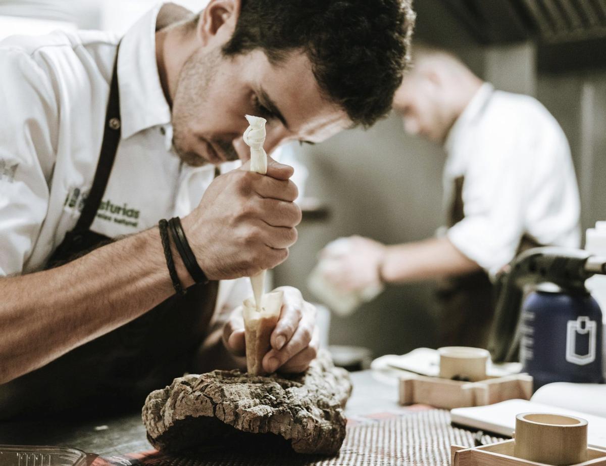 Xune Andrade, autor de este artículo, en la  cocina de Monte.  |  LNE