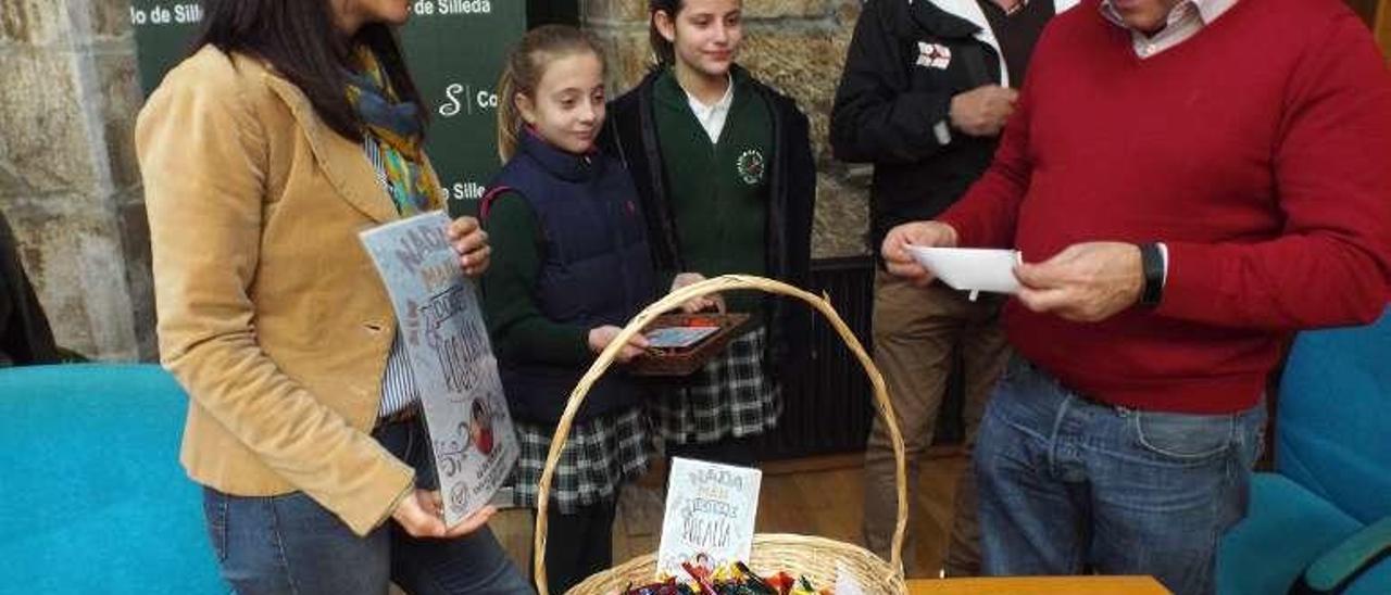 Entrega de cesta con dulces &#039;rosalianos&#039; en el consistorio.