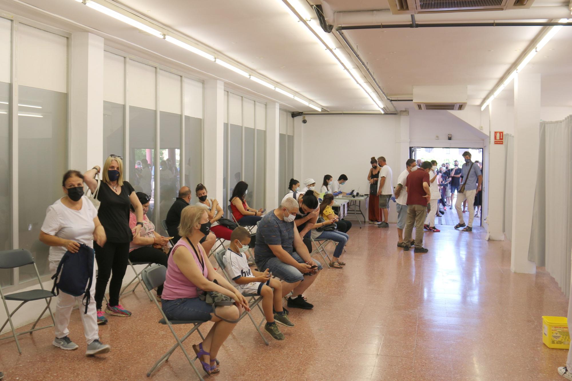 Llargues cues en la Marató de Vacunació contra la Covid-19 a Roses