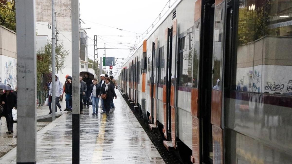 Un tren de la R16 parado en Cambrils por la lluvia.