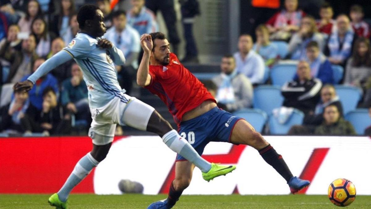 El centrocampista de Osasuna Miguel Ángel de las Cuevas intenta controlar el balon ante el jugador danés del Celta Pione.