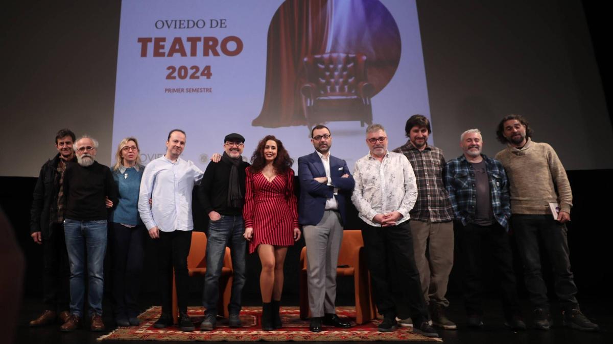 David Álvarez, en el centro, de chaqueta azul, con Luis Vigil, a su derecha, junto a los representantes de las compañías de artes escénicas asturianas que participan en el ciclo &quot;Oviedo de Teatro&quot;.