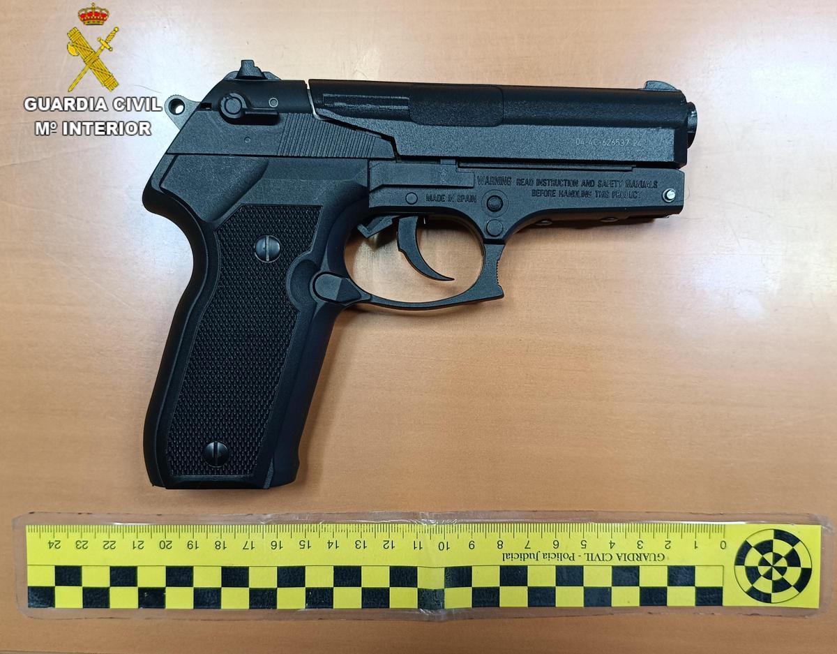 Pistola de aire comprimido intervenida en el operativo.