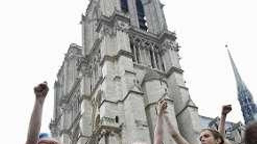 Feministas protestan en &quot;top-less&quot; en la catedral de Notre-Dame