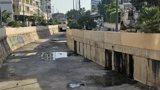 Calp retira el agua estancada y que genera malos olores en el barranco urbano de la calle La Niña