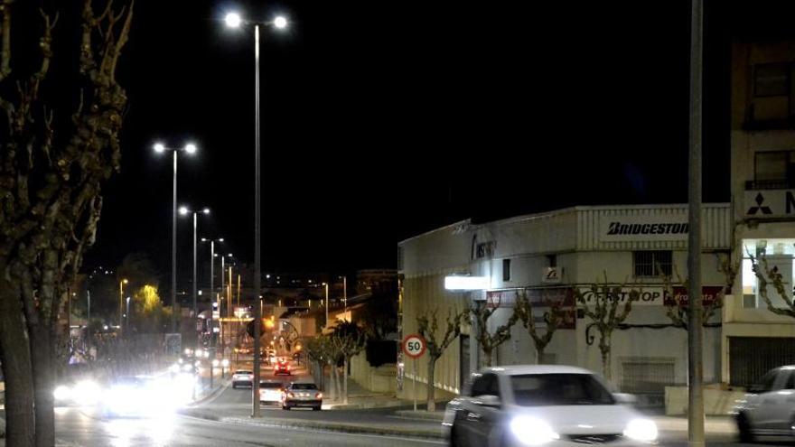 Imagen nocturna de la avenida del Mediterráneo en Petrer