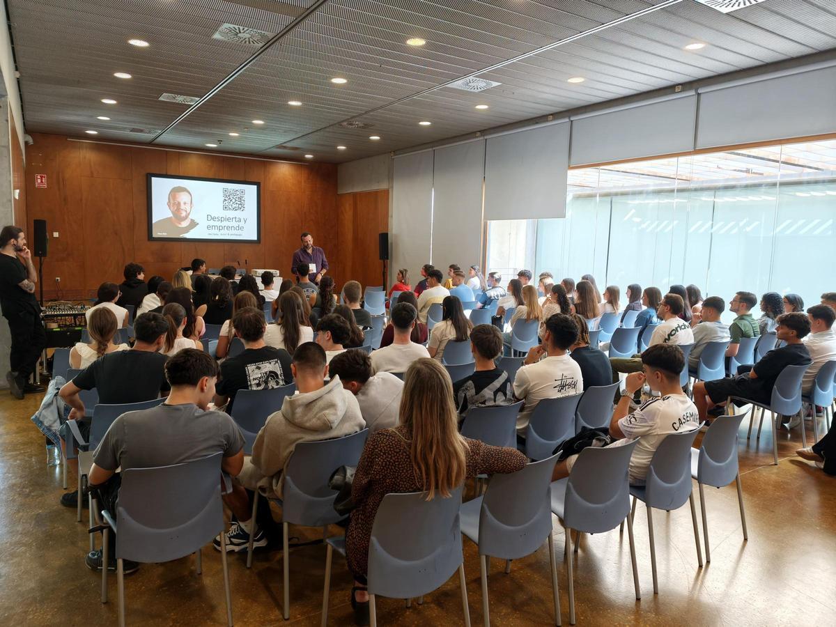 Javi Soto impartiendo un taller a un grupo de alumnos.