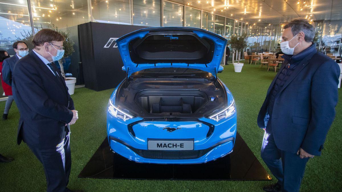 Ximo Puig y Jesús Alonso, en la presentación en València del primer Ford eléctrico puro. /  GERMÁN CABALLERO