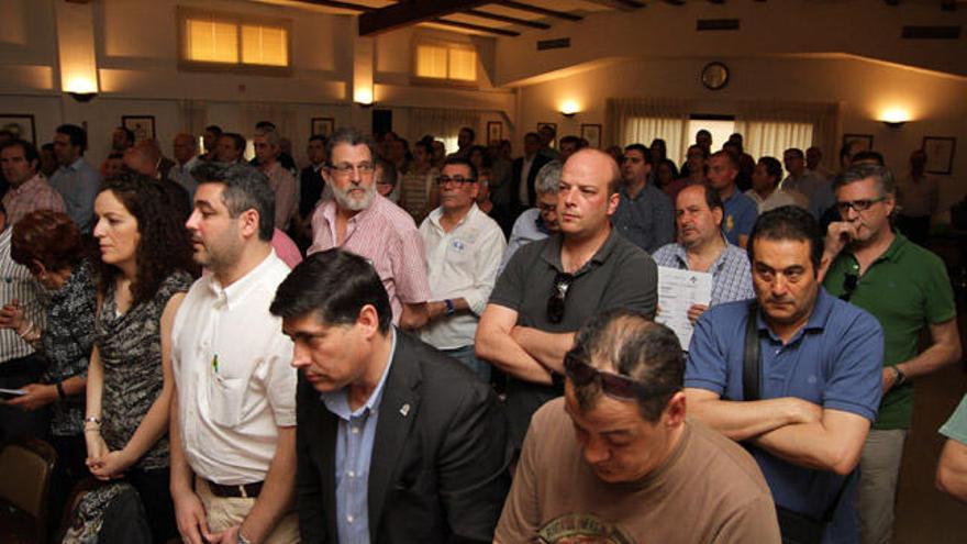 Los miembros de la asamblea culminan el rezo antes de iniciar la asamblea general.