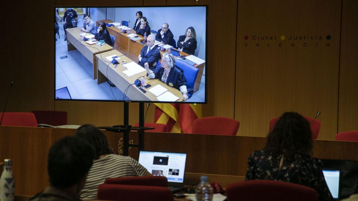 La sesión del juicio es seguida por los medios en la sala de prensa de la Ciudad de la Justicia. | MIGUEL ÁNGEL MONTESINOS