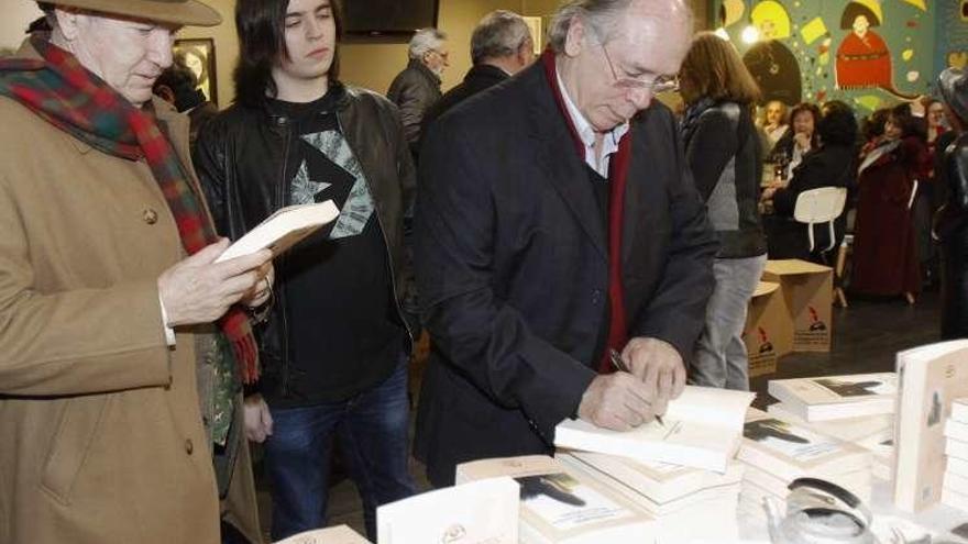 Eladio Rodríguez asina exemplares de &quot;Gandarón&quot;. // J. Lores