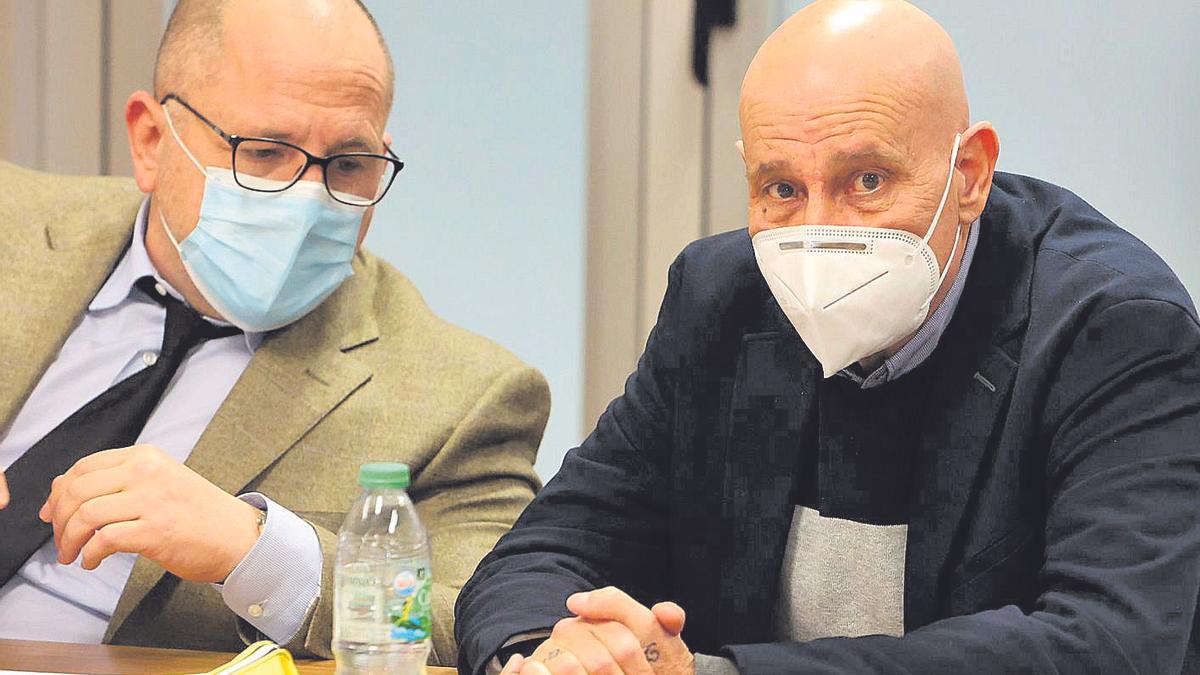 El acusado, a la derecha de la imagen, con su abogado, ayer, al inicio del juicio en la Audiencia de Alicante.