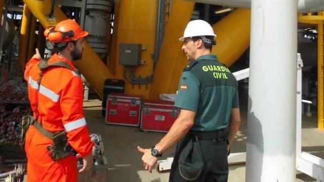 Inspección de la Guardia Civil en la planta de gas.