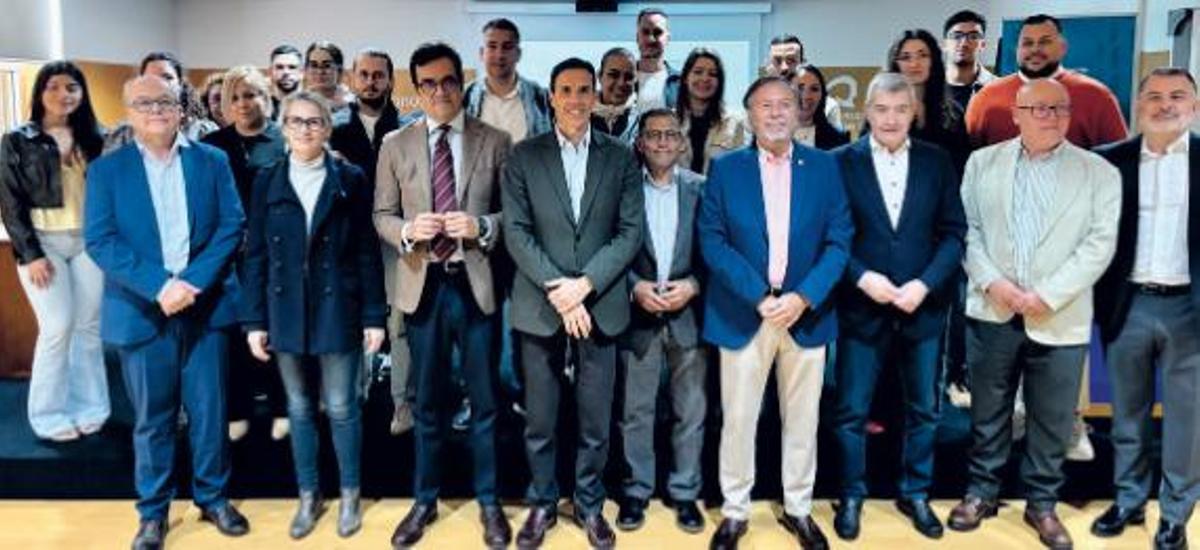 Foto de familia de representantes institucionales y beneficiarios/as de la décima edición del Curso Universitario Superior de Gestión de la Empresa Comercial