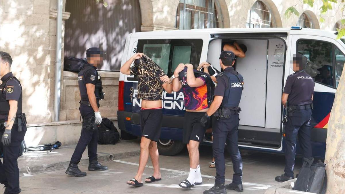 FOTOS | Los miembros de la 'manada alemana', a disposición judicial por la presunta violación de una mujer en Mallorca ENRIQUE CALVO