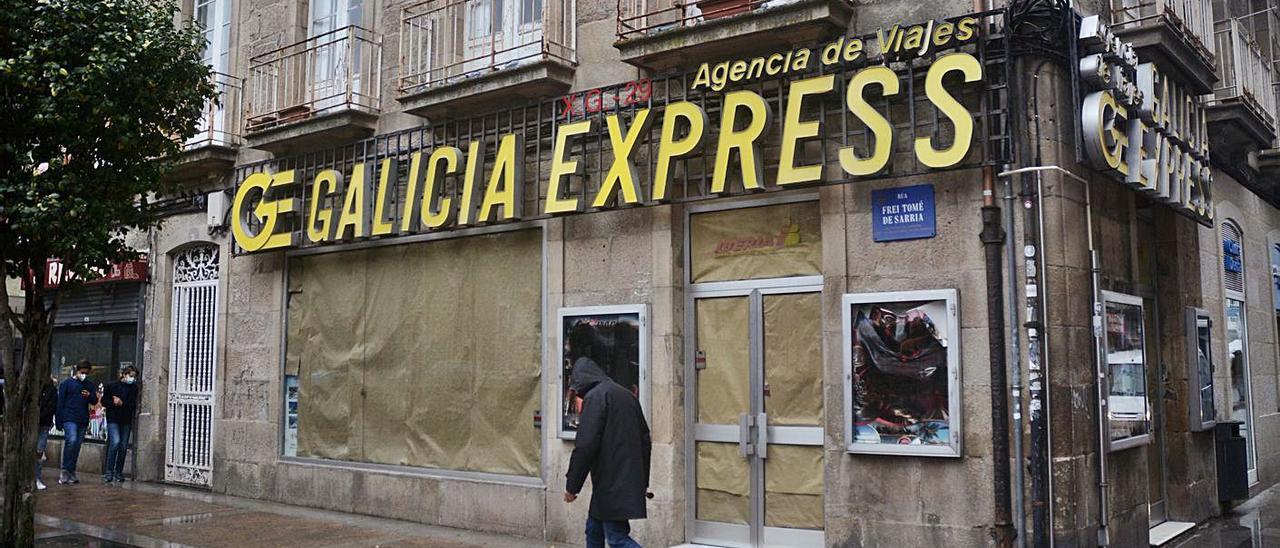 Imagen de una de las agencias, en la calle Riestra, que ha cerrado sus puertas en la ciudad.   | // RAFA VÁZQUEZ