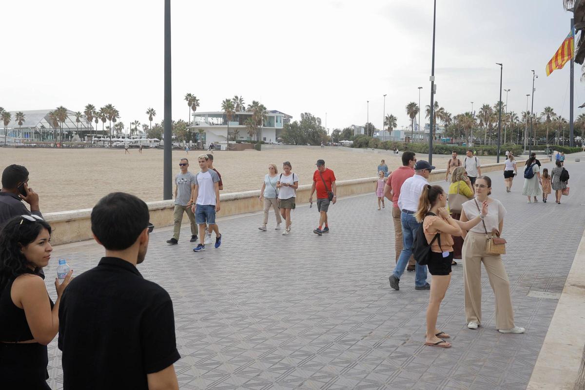 Gran ambiente en las playas de València, pese a las nubes