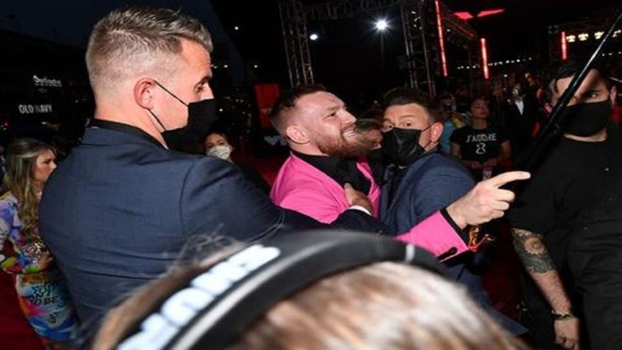 McGregor se lanza violentamente a por el rapero Machine Gun Kelly en la alfombra roja de MTV Video Music Awards