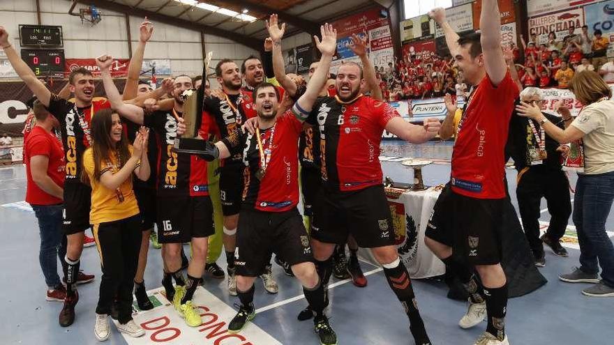 Los jugadores del Acanor Novás, durante la celebración del ascenso. // Ricardo Grobas