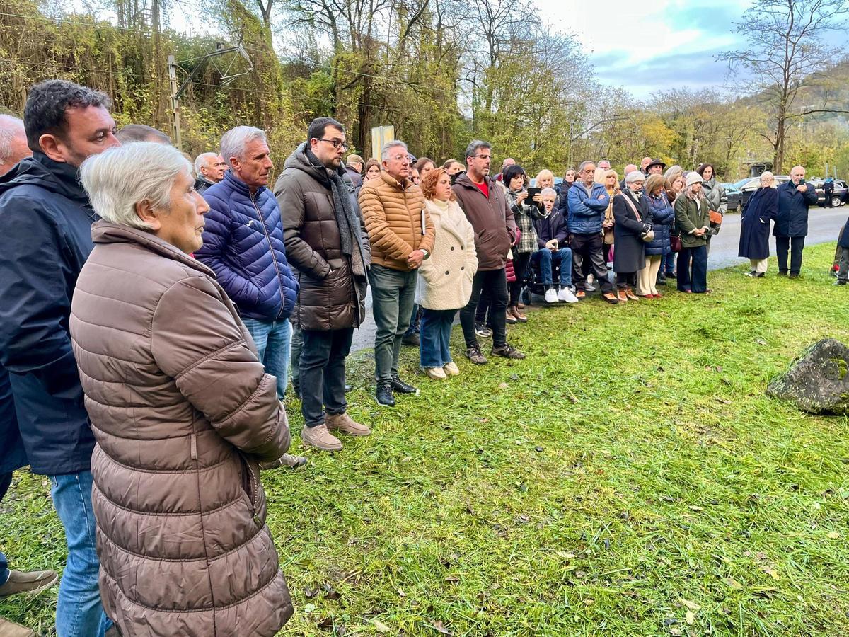 Participantes en el homenaje en Vindoria.