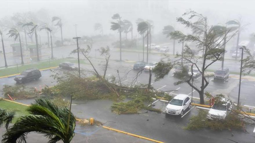 ‘María’ abandona Puerto Rico sin luz tras devastar la isla Dominicana