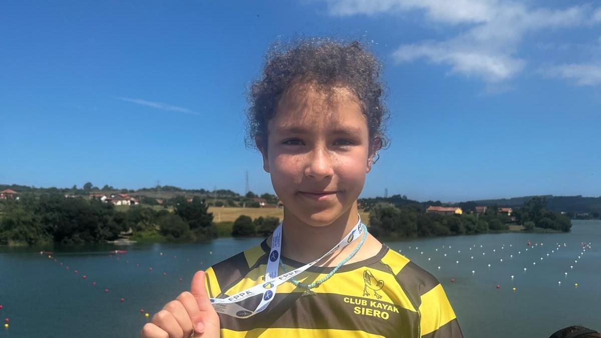 Camila García, con su medalla.
