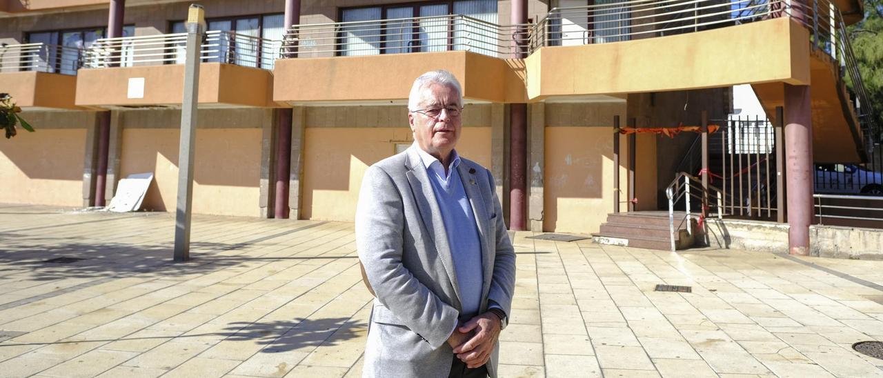 El presidente de Spar Gran Canaria, Ángel Medina, junto al edificio de La Garita, que ha comprado con otros dos socios.
