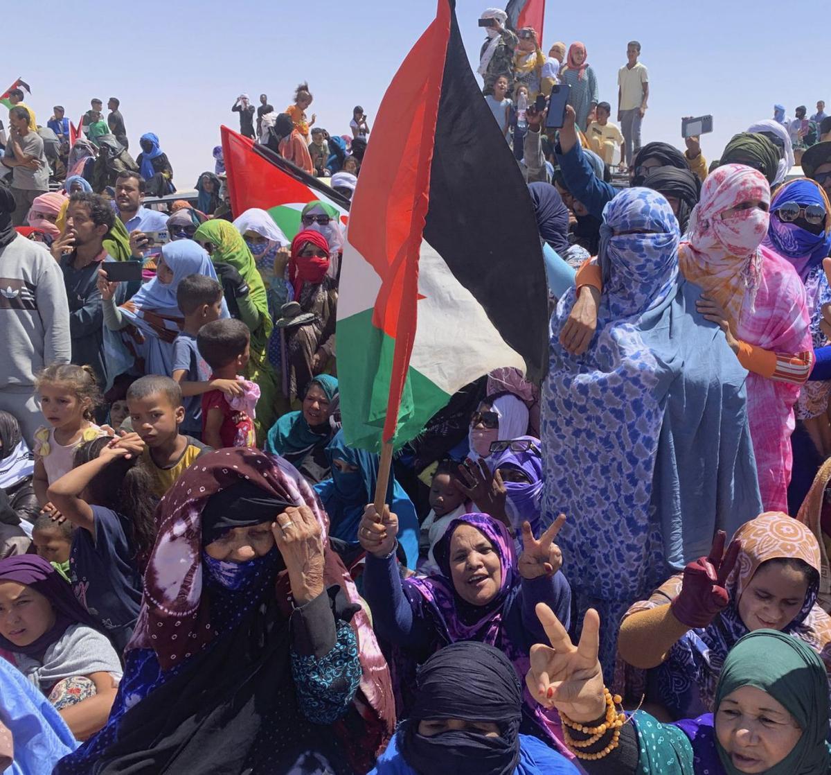 Saharauis de los campos de refugiados de Tinduf el pasado 20 de mayo, siguiendo el desfile militar.