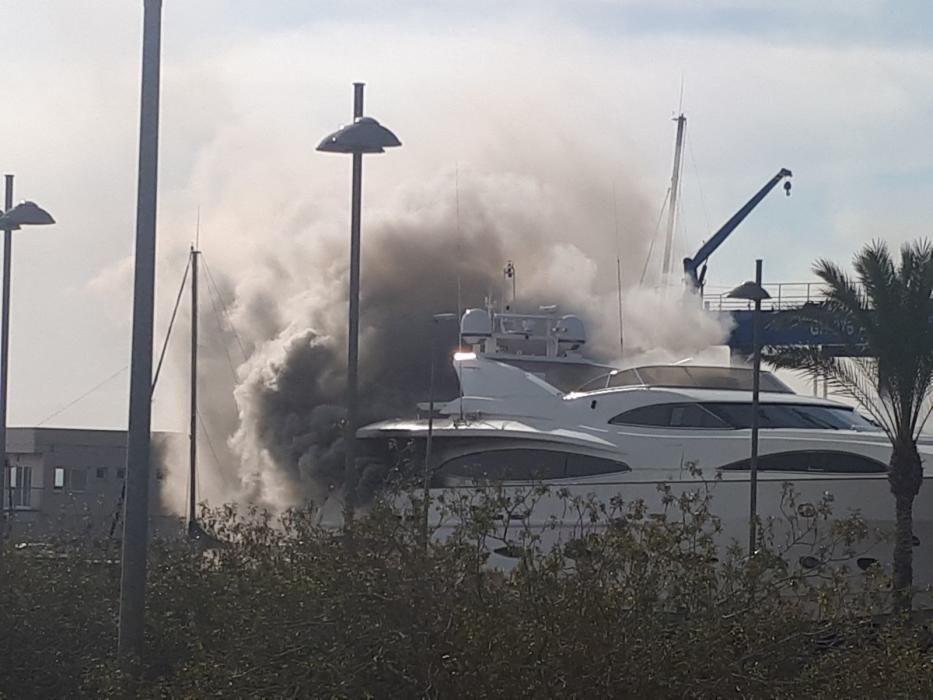 Arde un yate en el puerto pesquero de Alicante