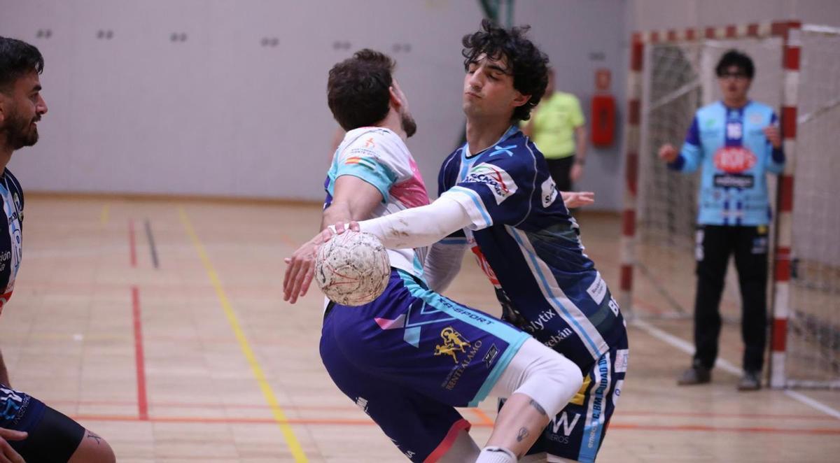 Una pugna por el balón.