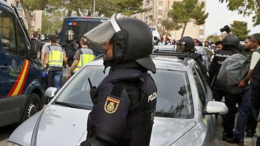 Els agents de la policia espanyola emportant-se les urnes en bosses d&#039;escombraries a Tarragona l&#039;1-O