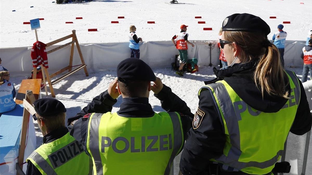 Tres policías en Seefeld (Austria), la sede del Mundial de esquí de fondo.