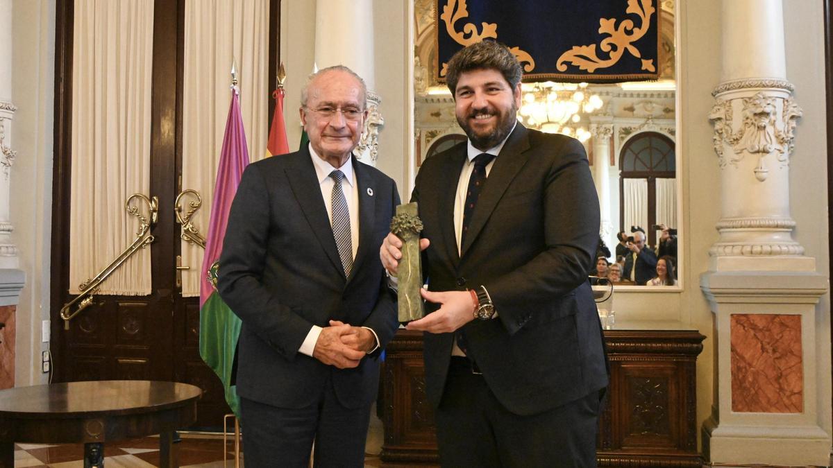 Francisco de la Torre, alcalde de Málaga, y el presidente de la Región de Murcia, Fernando López Miras, con la Biznaga de Plata.
