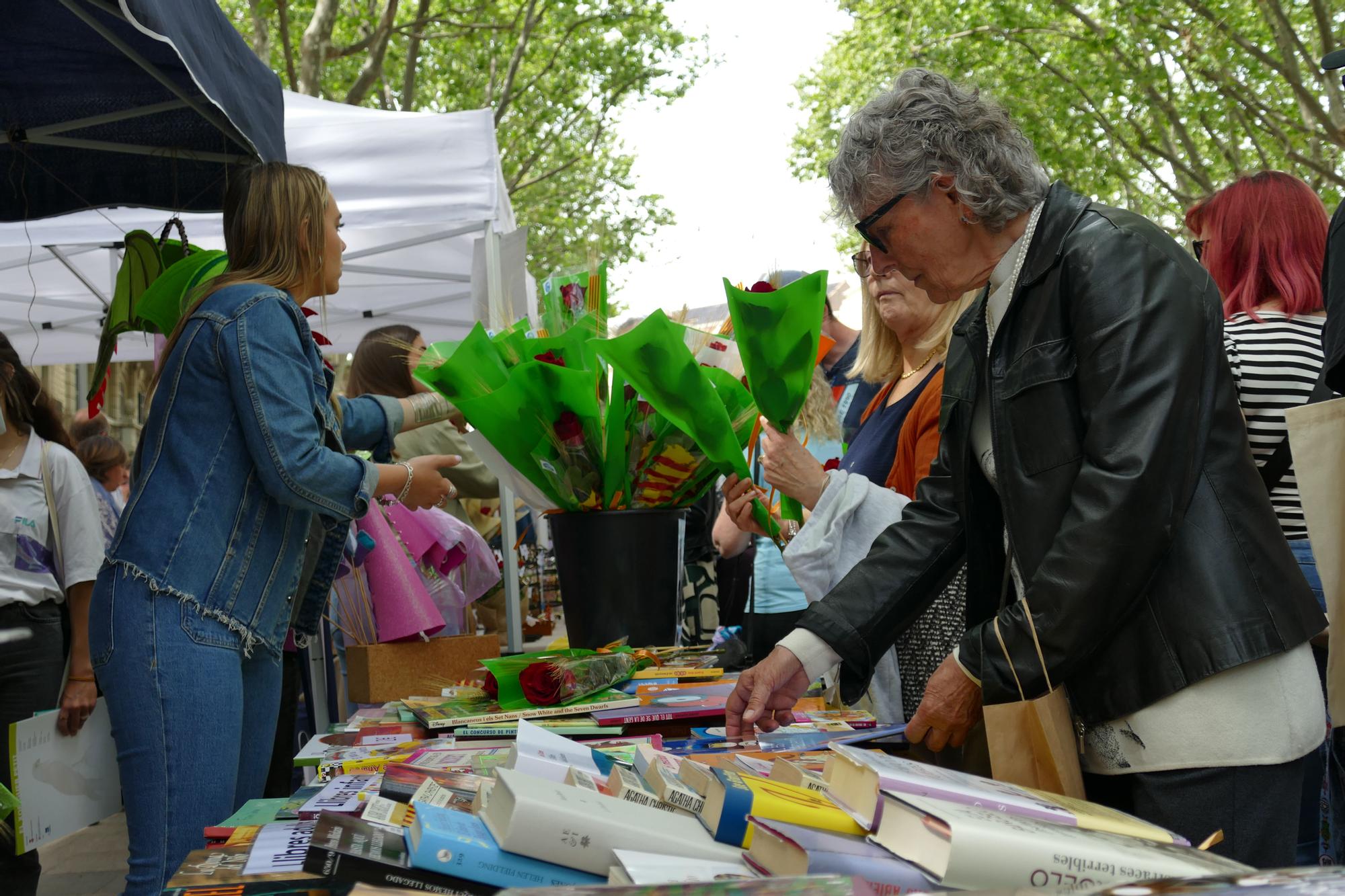 Figueres viu un Sant Jordi multitudinari