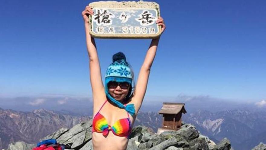 Muere congelada la alpinista del bikini