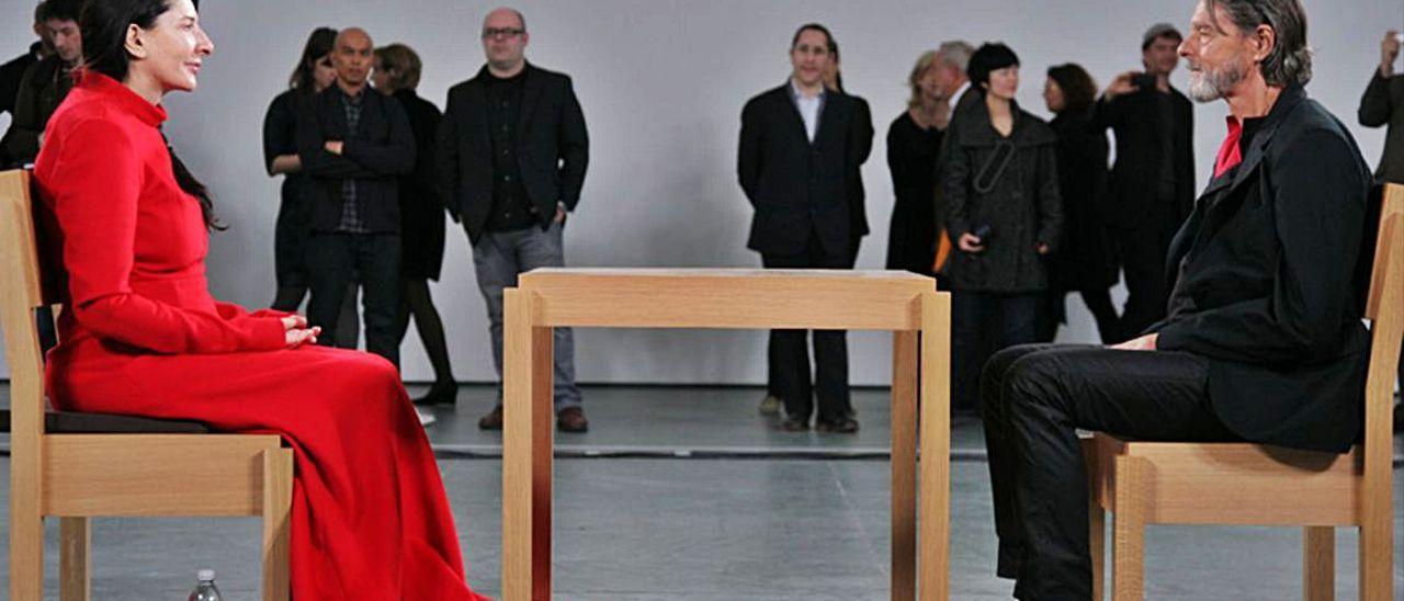 Marina Abramovic y su expareja Ulay, en el MoMA. A la derecha, arriba, una de las obras creadas en las cocinas de la Laboral; debajo, otra de sus representaciones.