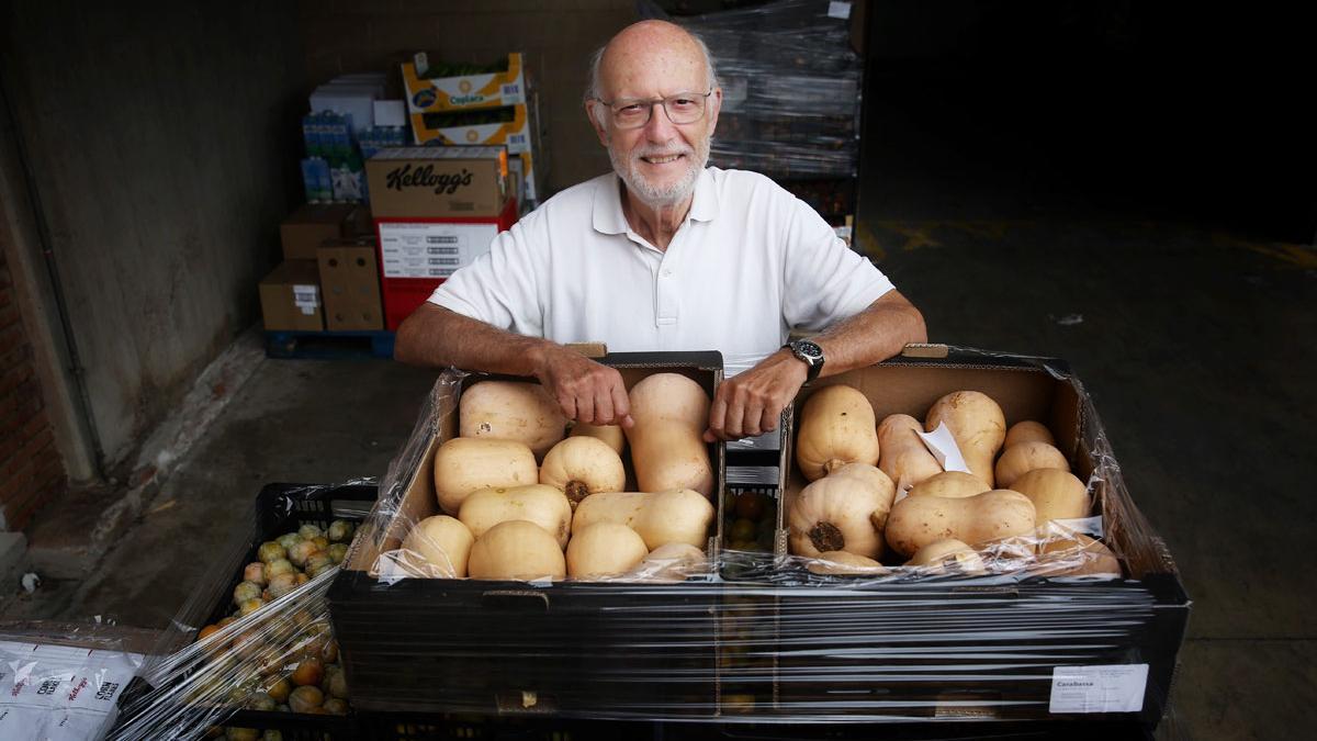 Lluís Fatjó-Vilas, presidente de la Fundació Banc dels Aliments, en el almacén de la entidad situado en la Zona Franca de Barcelona.