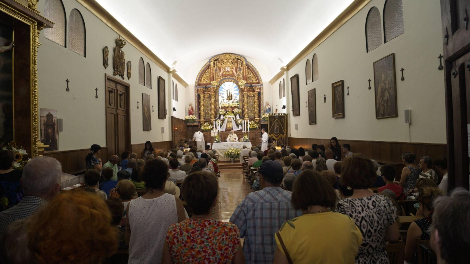La Virgen del Carmen del Camino congrega a cientos de fieles en su ermita.