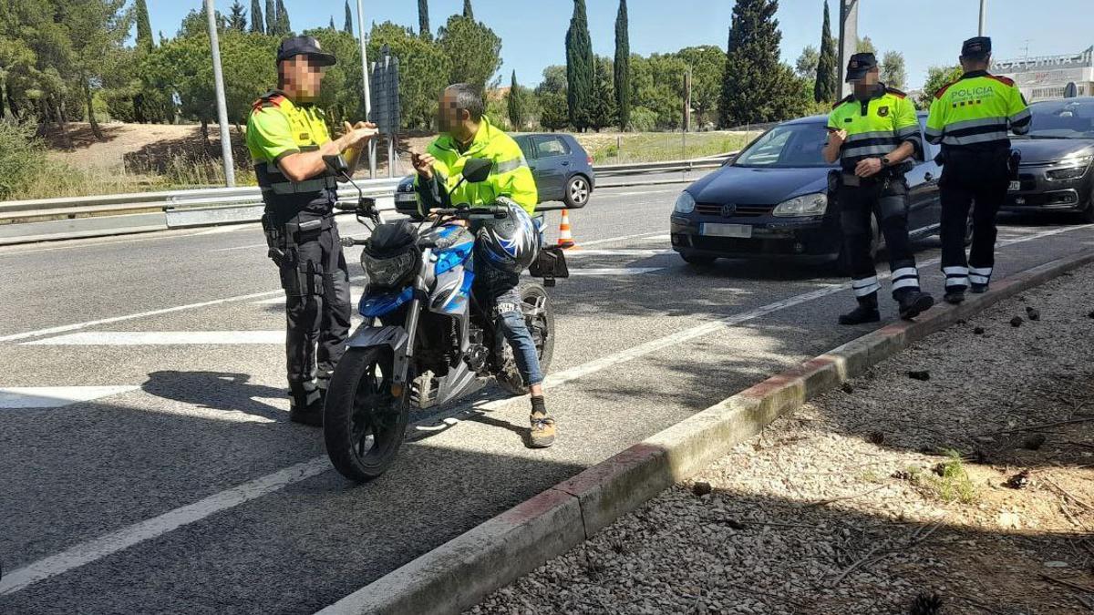 Imagen de un motorista parado por los Mossos