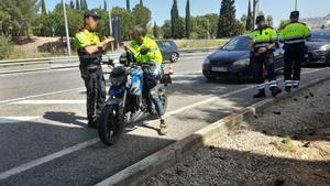 Imagen de un motorista parado por los Mossos