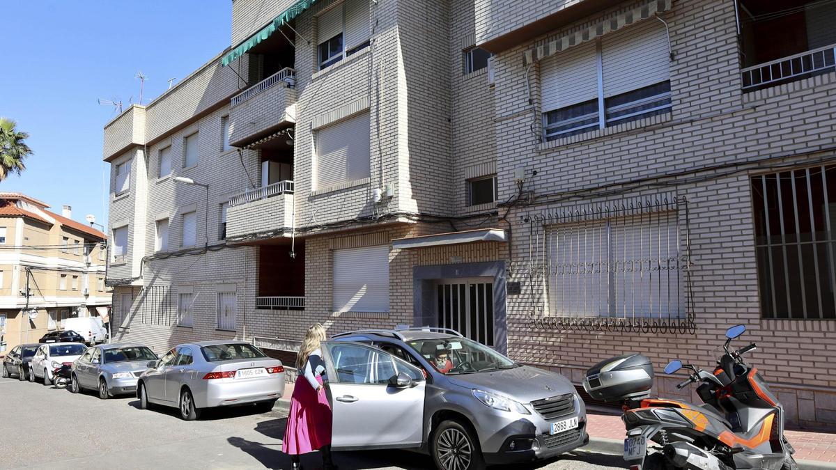 Presunto homicidio en San José de la Montaña de Murcia: Rosario, vecina de la pareja, atiende a los medios horas después de los hechos