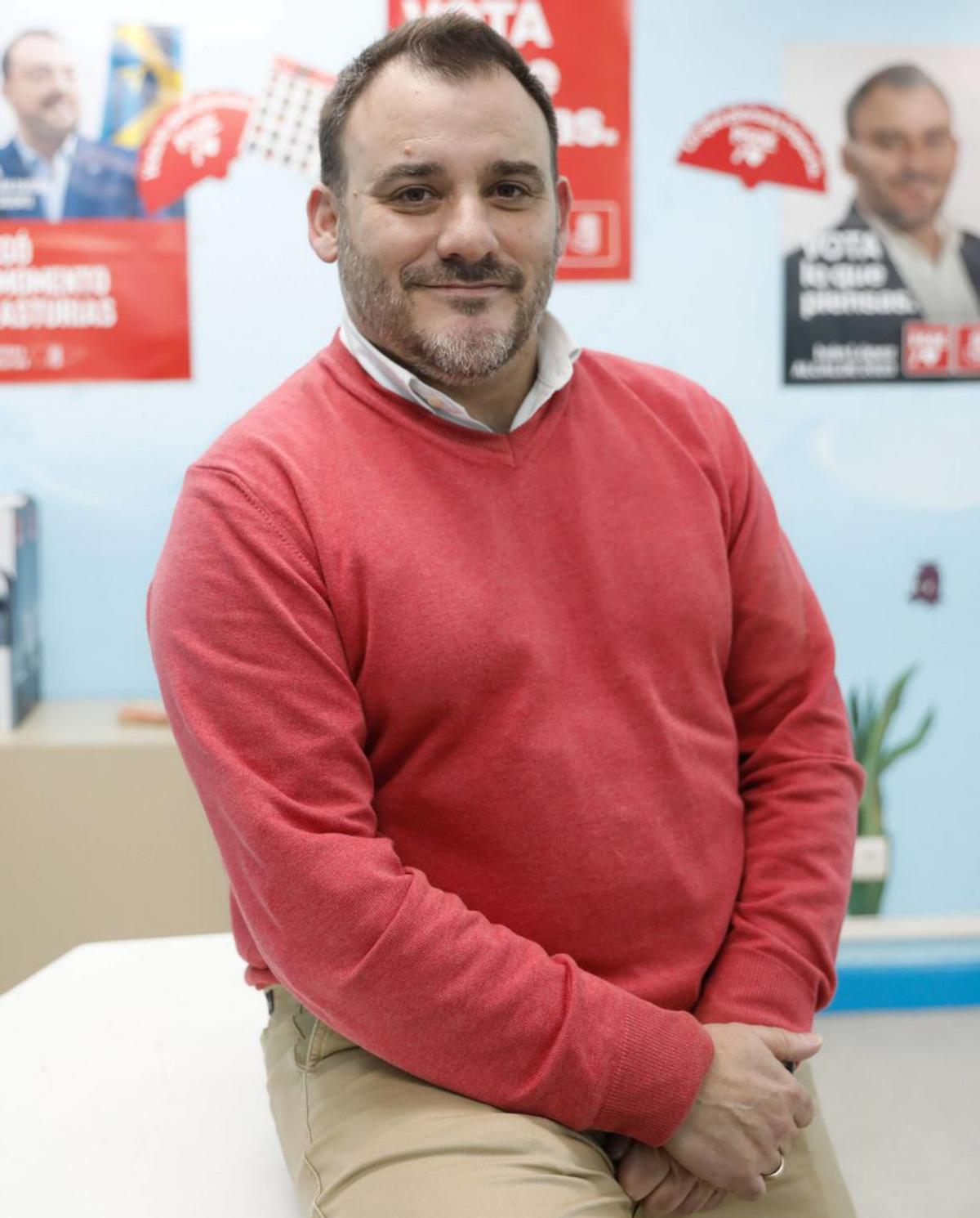 Iván López, en la sede del PSOE de Castrillón | RICARDO SOLÍS