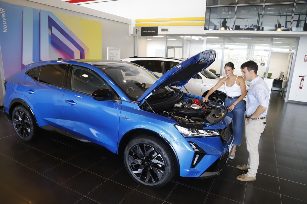 Muestra de un coche en un concesionario de automóviles.