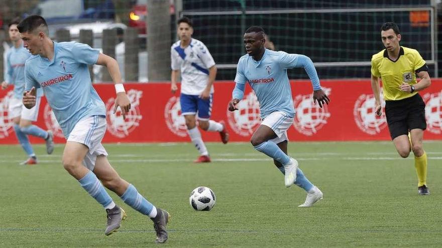 El céltico Salomon Obama conduce el balón en el partido del lunes ante el Tenerife. // Alba Villar