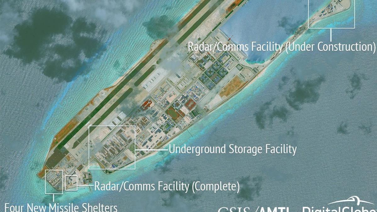 Infraestructuras militares completadas en un islote de las islas Spratly, según una imagen de satélite del 16 de junio difundida por AMTI.