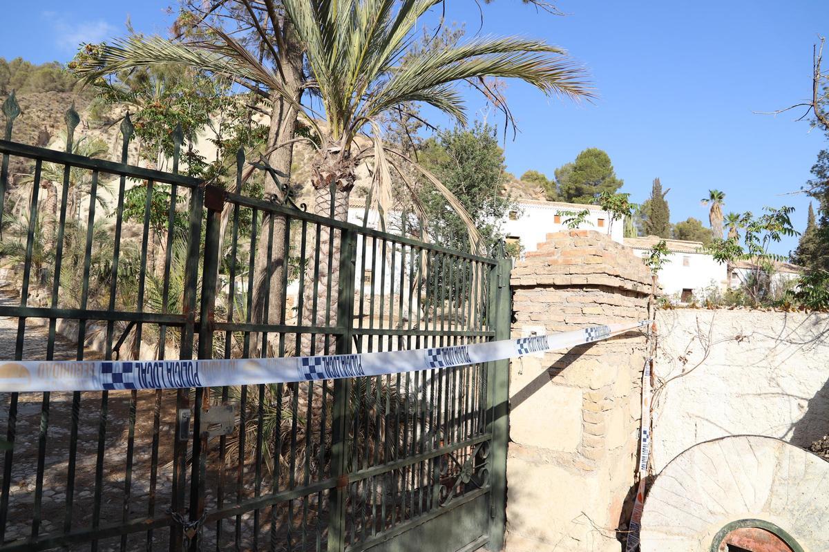 Puerta de acceso al recinto, precintada por la Policía Local.