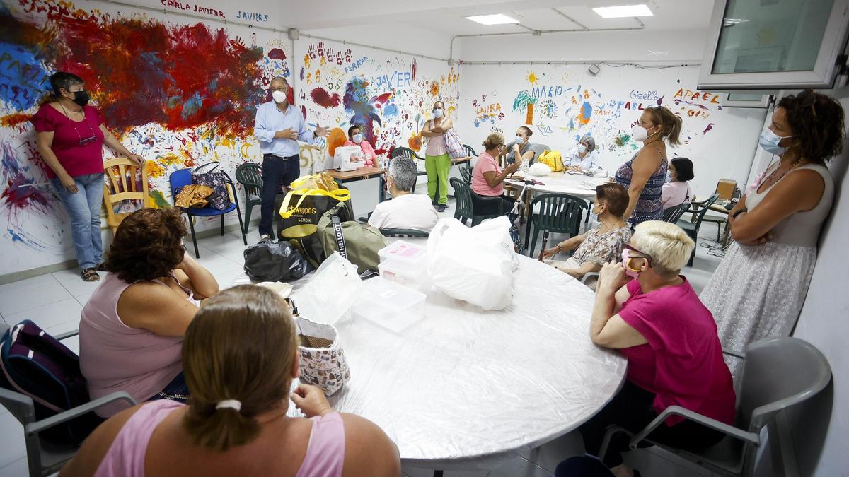 Archivo - Las Palmas de Gran Canaria refuerza las medidas para reabrir este lunes locales sociales y centros cívicos