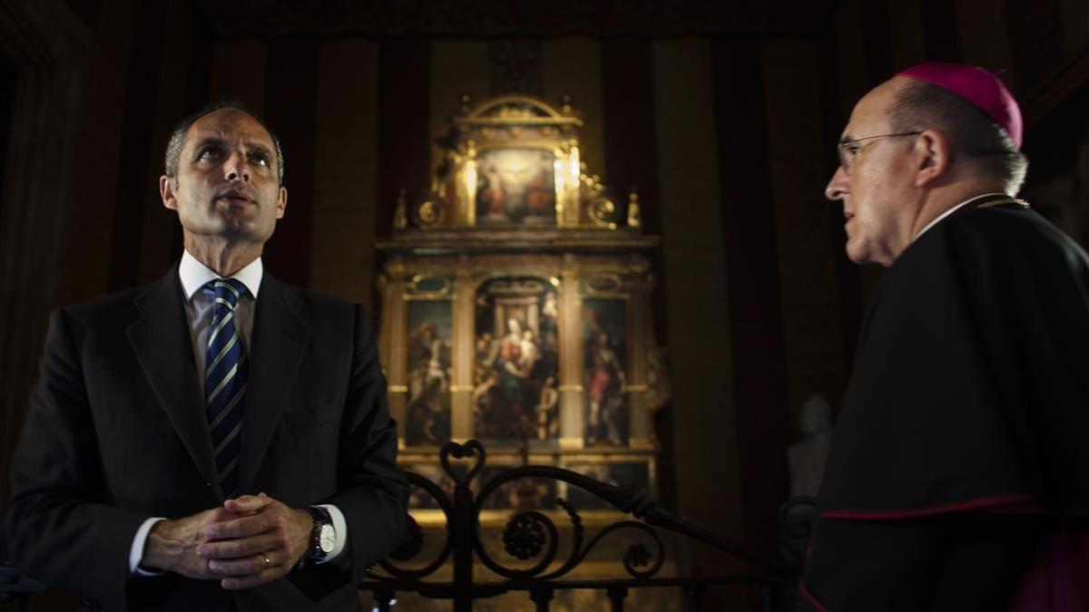 El president de la Generalitat  Francisco Camps,  junto al arzobispo de Valencia Carlos Osoro .