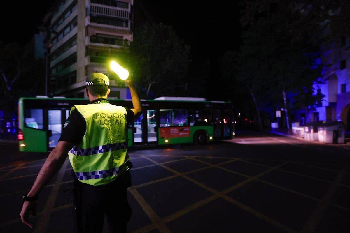 Un Policía Local regula el tráfico en la capital cordobesa durante la noche tras el gran apagón.
